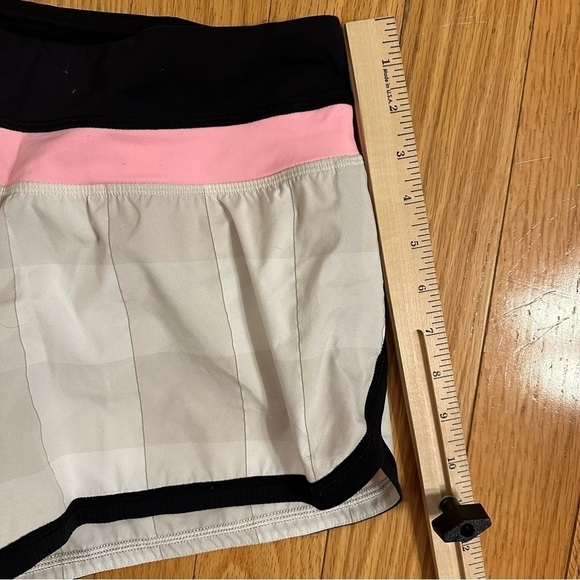 Lululemon Groovy Run Short Dune Gros Gingham Plaid Bleached Coral/Black Size 4 - Picture 9 of 10